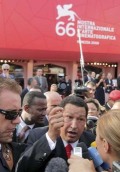 Chávez es entrevistado a su llegada el Festival de Venecia